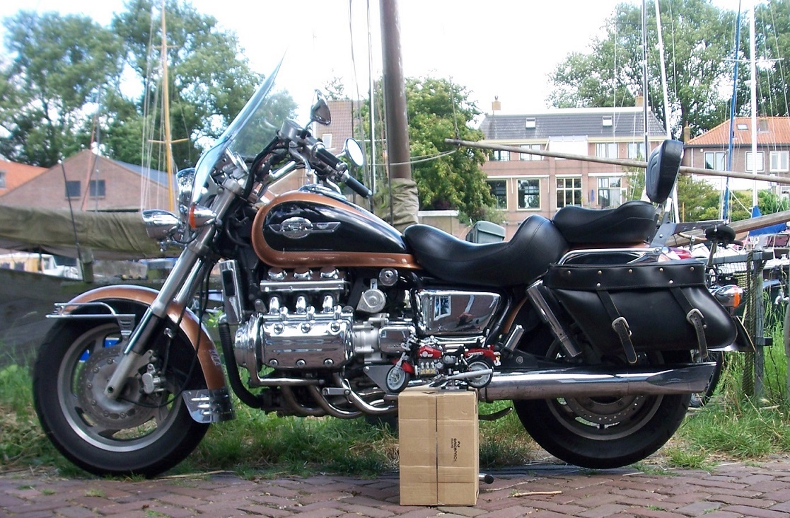 Honda GL1500C ( Valkyrie / Flat Six Custom ) en haar replica in Lego